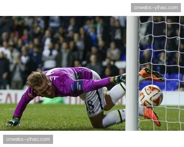 滑稽乌龙：门将开门球时滑倒，皮球缓缓滚入自家网窝