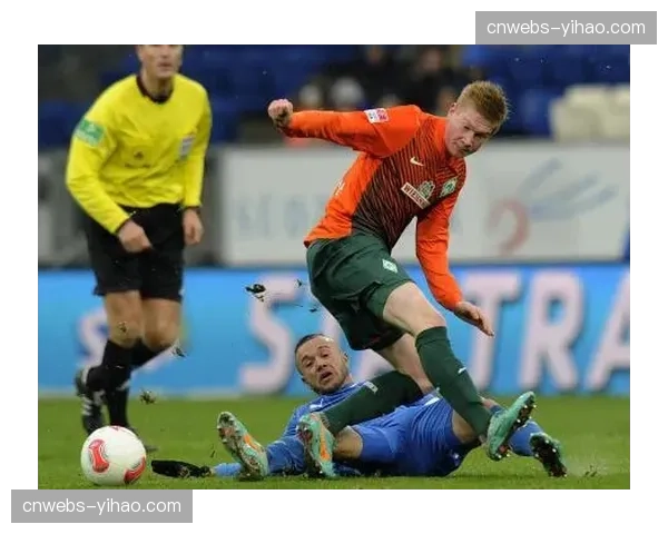 特写:不莱梅中场在比赛第85分钟仍完成一次40米回追,诠释现代中场压迫职责