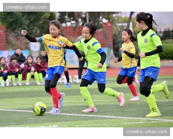 法兰克福俱乐部举办校园足球日,百名儿童参与体验