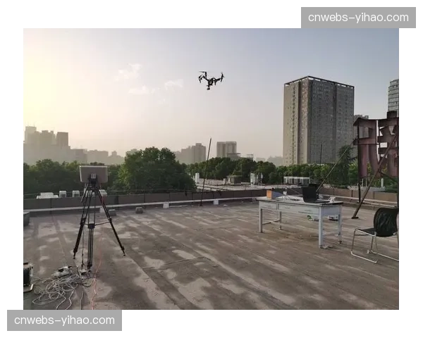特写:球场草皮养护师与无人机多光谱扫描技术的“人机协作” 特写:球场草皮养护师与无人机多光谱扫描技术的“人机协作”