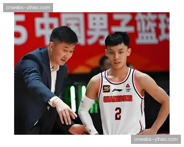 张才仁横移撞倒徐杰引争议，专家悬赏百万质疑裁判未吹违体